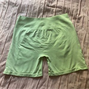 Alphalete Amplify Shorts in Frozen Spring